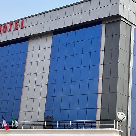 La Rochelle Hotel Яунде Экстерьер фото