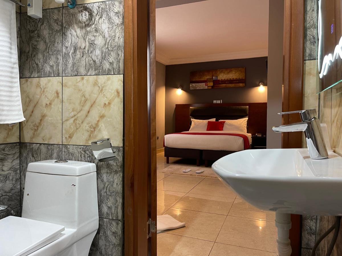 La Rochelle Hotel Яунде Экстерьер фото